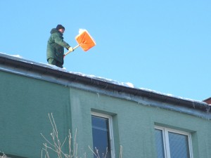 Odśnieżanie dachu jednego z siedleckich budynków. Fot. AB