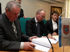 Wojciech Kudelski i Jacek Kozłowski podpisują umowy. Fot. AB