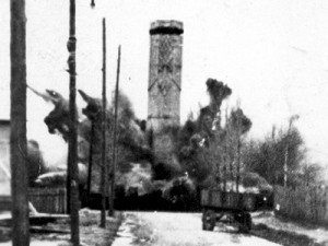 Archiwalne zdjęcie z wysadzenia pomnika w 1941 roku. 