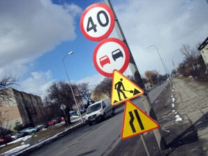 Kierowcy powinni zacząć zwracać uwagę na znaki. Zaczyna się okres przebudowy dróg. Tu: ul. Sokołowska. Fot. AB