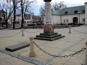 Pomnik gen. Tadeusza Kościuszki w 2 godziny po apelu; sobota, 10 kwietnia godz. 18.20. Fot. BG