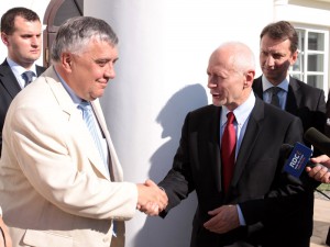 Rektor Akademii Podlaskiej Antoni Jówko przyjmuje gratulacje od ministra Michała Boniego. 