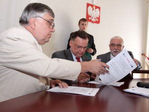 Podpisanie umowy. Od lewej Antoni Jówko, Adam Struzik i Stefan Kotlewski. 