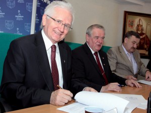 Podpisanie umowy na budowę II etapu obwodnicy wewnętrznej. Od lewej: Aleksander Jonek, Wojciech Kudelski, Kazimierz Paryła. 