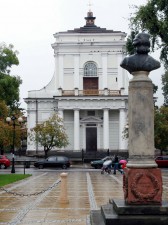 Kościół pw. św. Stanisława biskupa męczennika; widok ze Skweru im. T. Kościuszki 