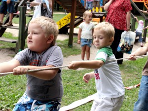 Przeciąganie liny wzbudziło w dzieciach prawdziwą wolę walki. 