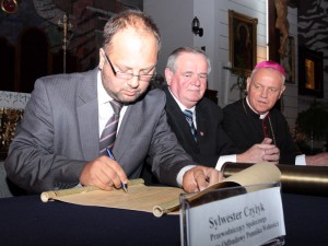 Podpisanie aktu erekcyjnego. Od lewej: Mariusz Dobijański, Wojciech Kudelski i bp Zbigniew Kiernikowski. Fot. AB
