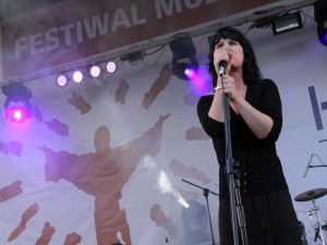 Monika Brodzik na scenie. 