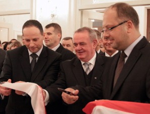 Przecięcie wstęgi; od lewej Mariusz Woszczyński, Wojciech Kudelski i Mariusz Dobijański. 