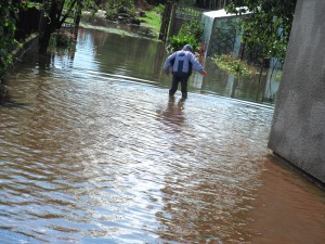 Woda pod jednym z domów na ul. Radzyńskiej. Fot. BG