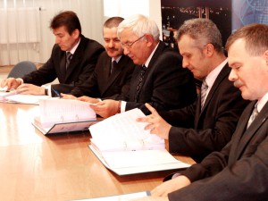 Podpisanie umowy. Od prawej: Jarosław Głowacki, wiceprezydent Siedlec, Krzysztof Figat, prezes PEC i Władysław Madaj, prezes "Remak - Rozruch". 