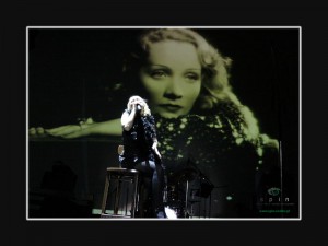 Marlena Uziębło. W tle Marlene Dietrich. Fot. AB
