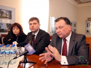 Czwartkowa konferencja w Mościbrodach. Od prawej: Adam Struzik, Krzysztof Borkowski, Janina Orzełowska. Fot. AB