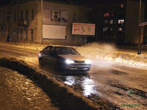 Regularny strumień wody na ul. Sokołowskiej 