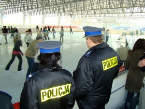 Policjanci na siedleckim lodowisku. Fot. KMP Siedlce