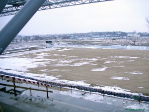 Widok z trybuny na boisko główne; zdjęcie ze stycznia 2011 roku. Fot. AB