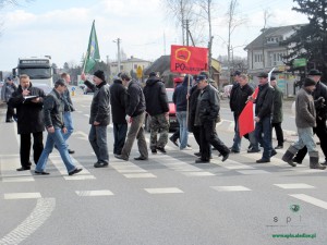 Kilkadziesiąt osób protestowało na krajowej "dwójce" w Zbuczynie na przejściu dla pieszych. Fot. BG