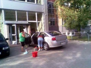 Pracownice OSiR podczas czyszczenia samochodu dyrektora.