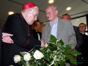 Biskup Jan Mazur w towarzystwie byłego rektora Edwarda Pawłowskiego