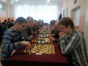 Na pierwszym planie grają z lewej: Marcin Myć, z prawej: Tomasz Sikorski – obaj reprezentanci Skoczka Siedlce.